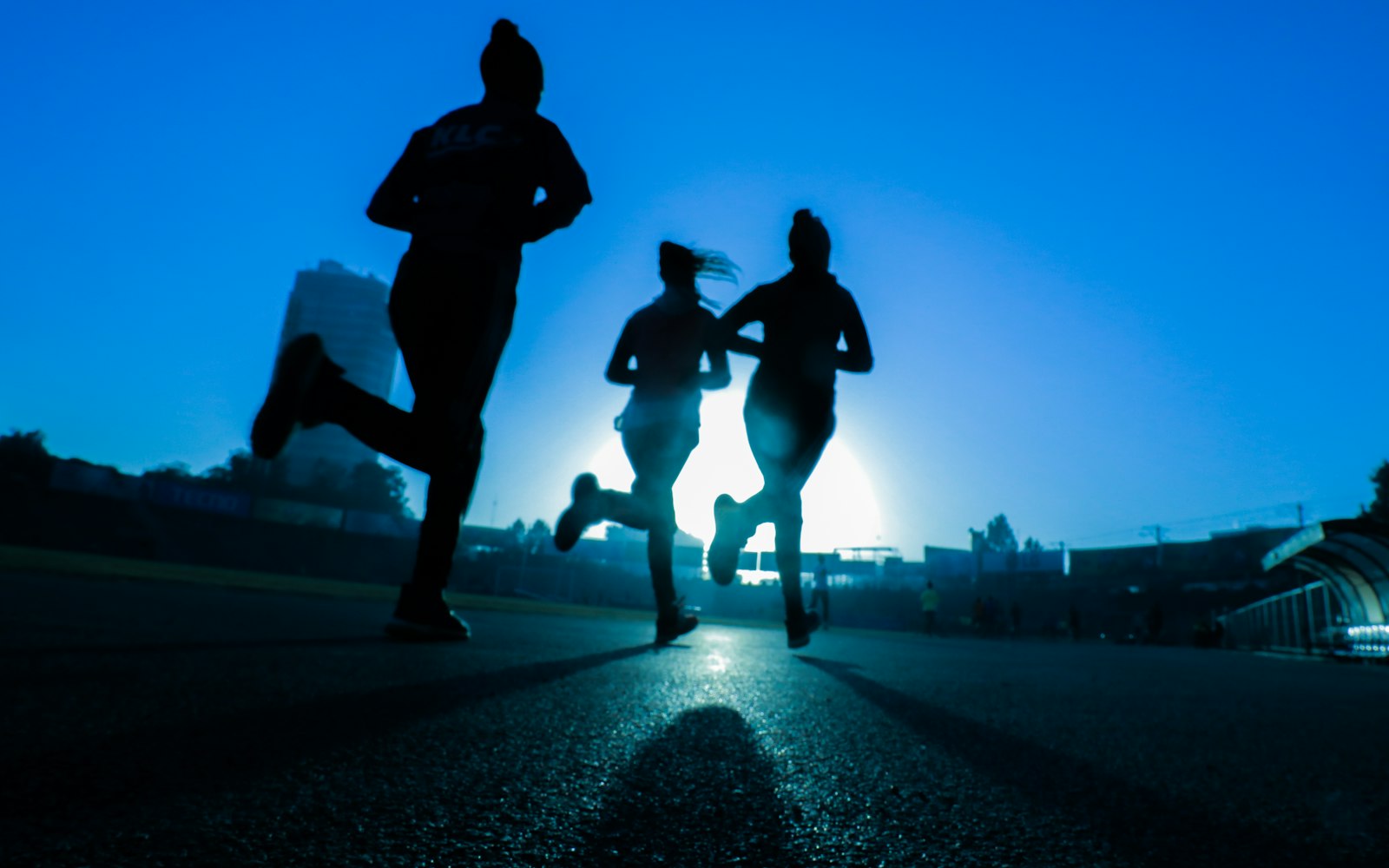 米兰平台 - 米兰（中国）_米兰平台·封面特写：夜训灯光下的跑者剪影